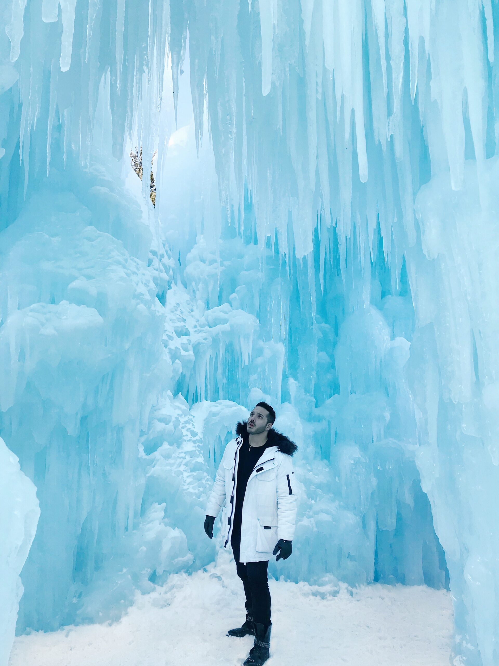 best winter vacations for families, travel guide, amazon fashion outfits ice castles outfit, ice castles photoshoot, top things to do nh, new england travel guide Disney Frozen Winter Wonderland real life Arendelle 